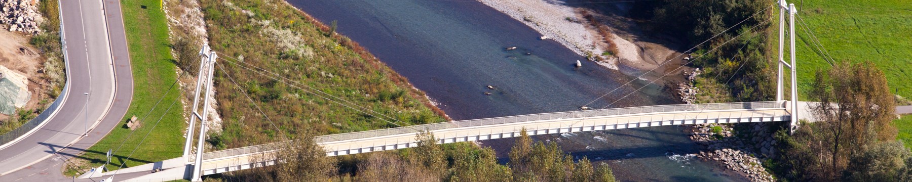 Passerella ciclopedonale Rogno-Piancamuno che attraversa il fiume Oglio